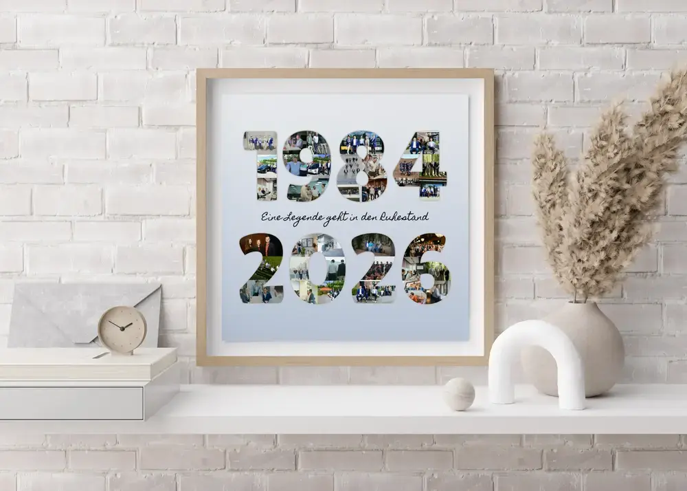 Fotocollage mit zwei Jahreszahlen im hellen Holzrahmen über weißem Sideboard, als Abschiedsgeschenk zum Ruhestand