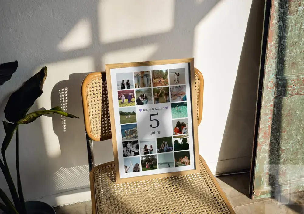 Fotocollage mit großer 5 im Holzrahmen auf einem Geflechtstuhl, als Geschenk zum 5. Hochzeitstag