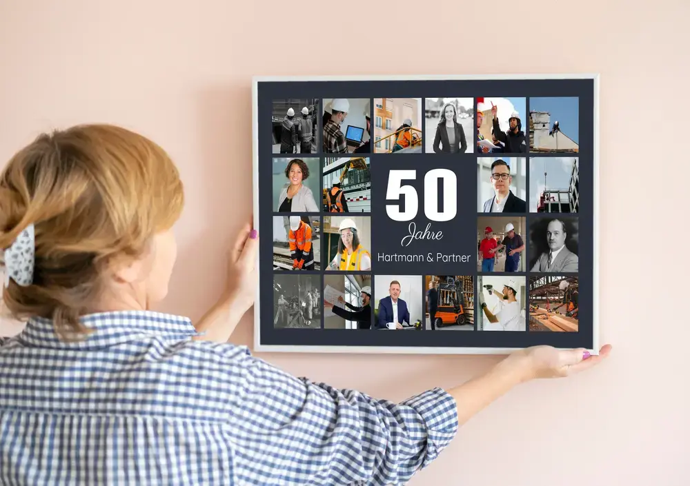 Gerahmte Fotocollage mit großer 50 und Firmenfotos an heller Wand, als Geschenk zum 50. Firmenjubiläum