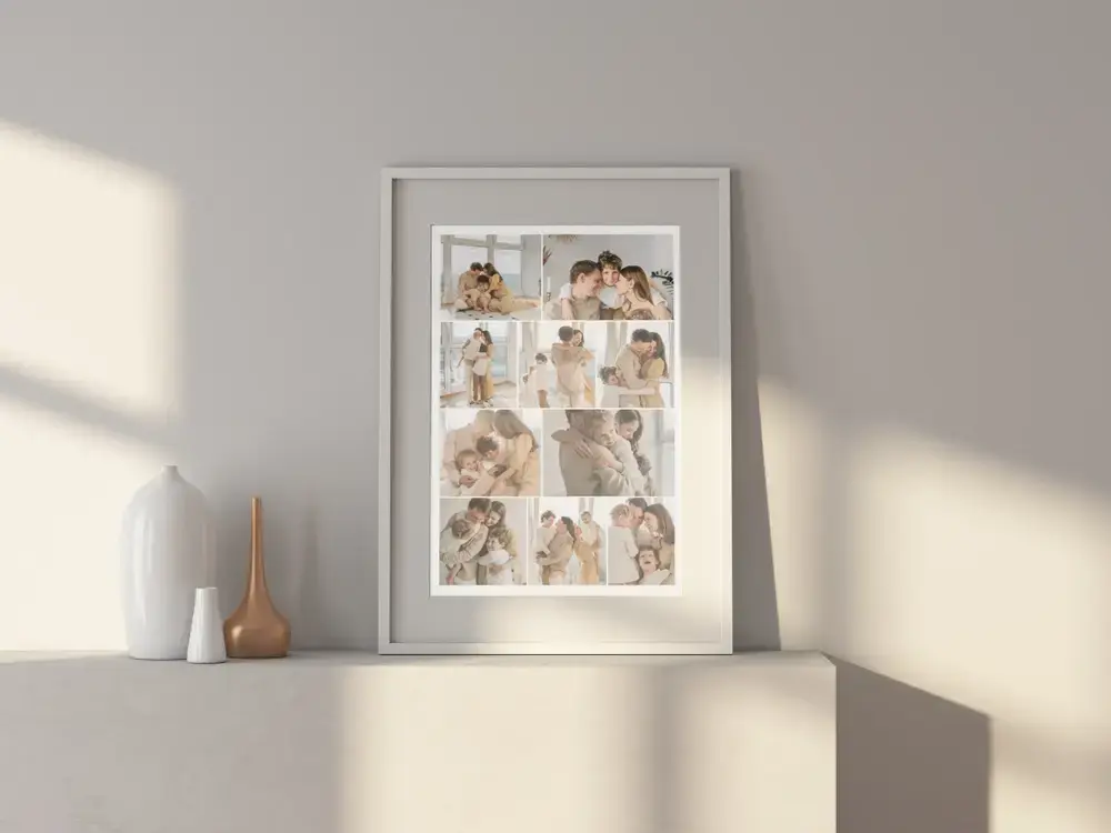 Poster mit Familienfotos in Reihen, im weißen Rahmen mit Passepartout auf einem hellen Sideboard neben Vasen