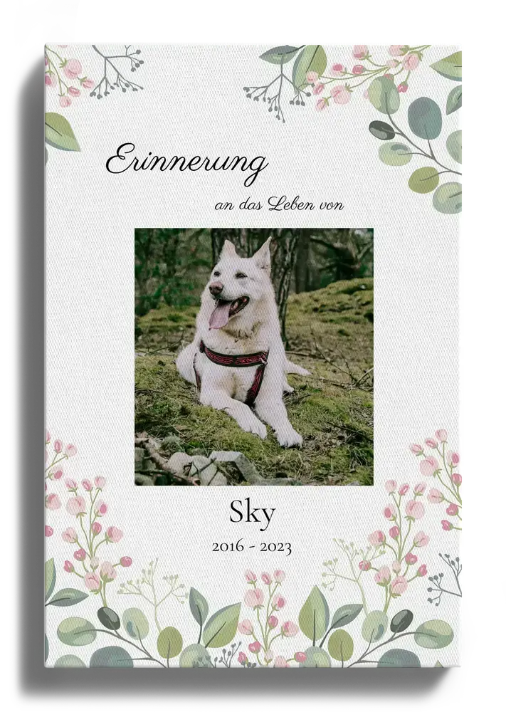 Gedenkleinwand für einen Hund mit weißem Hund im Wald, Blumenrand, Namen und Lebensdaten