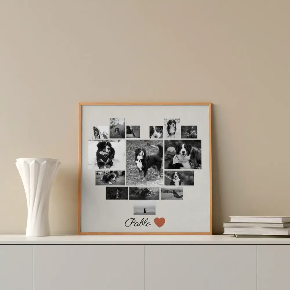 Gerahmte Hunde-Gedenkcollage mit Schwarzweißfotos in Herzform auf einem Sideboard, neben weißer Vase und Büchern