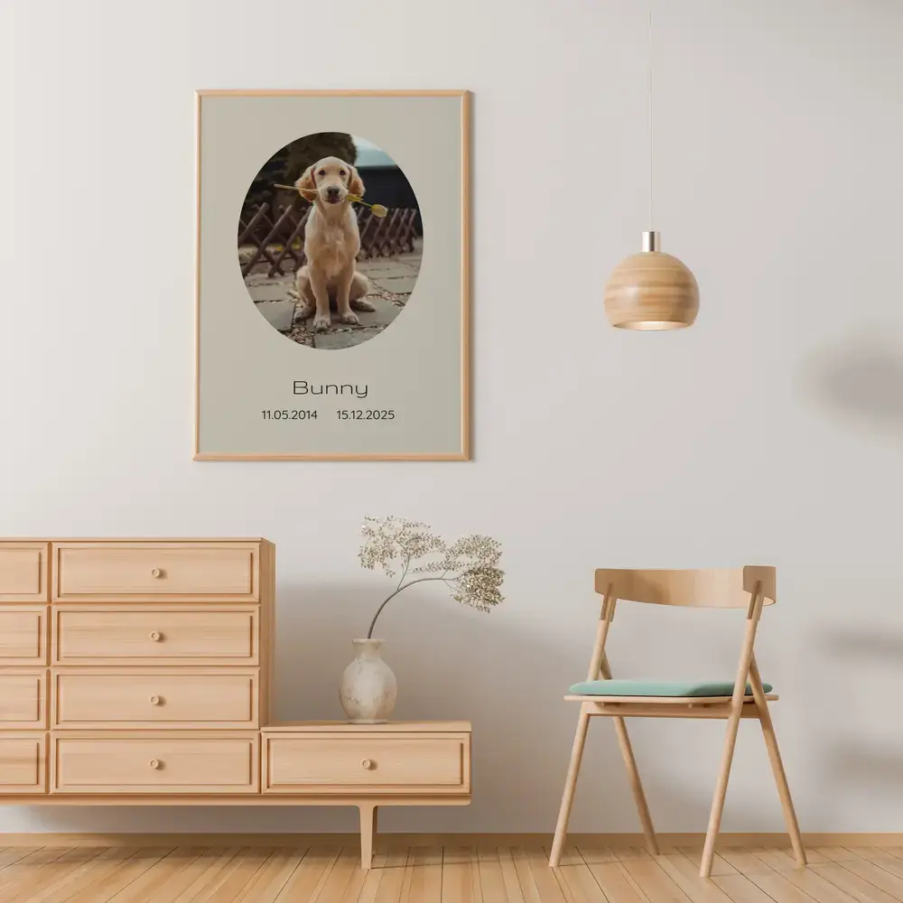 Gedenkposter für einen Hund mit ovalem Golden-Retriever-Porträt auf Beige im Holzrahmen über einer Kommode
