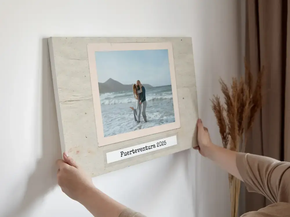 Urlaubsfotocollage auf Leinwand an heller Wand mit Strandfoto und Beschriftung, als persönliches Geschenk für Paare