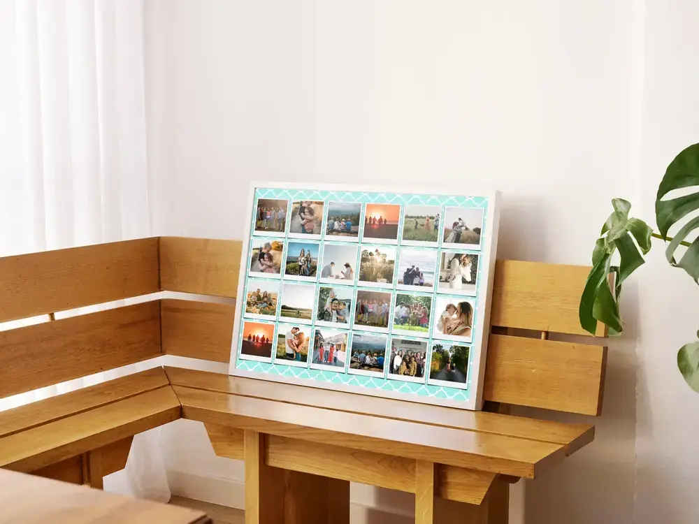 Familien-Fotocollage mit 24 Bildern im Polaroid-Stil auf türkisem Muster, auf einer Holzbank neben einer Pflanze