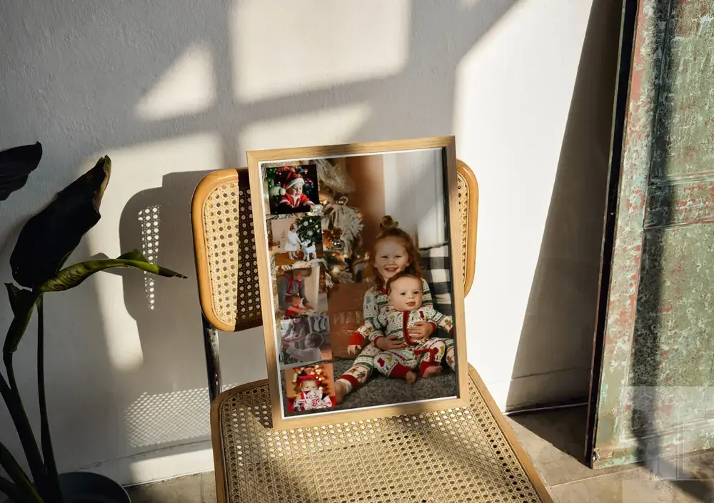 Weihnachts-Fotocollage mit großem Kinderfoto und Fotoleiste im Holzrahmen auf einem geflochtenen Stuhl