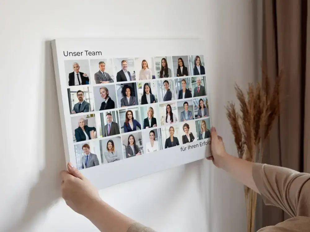 Team-Fotocollage im klassischen Raster mit weißem Rahmen an heller Wand, als persönliches Geschenk für Kollegen
