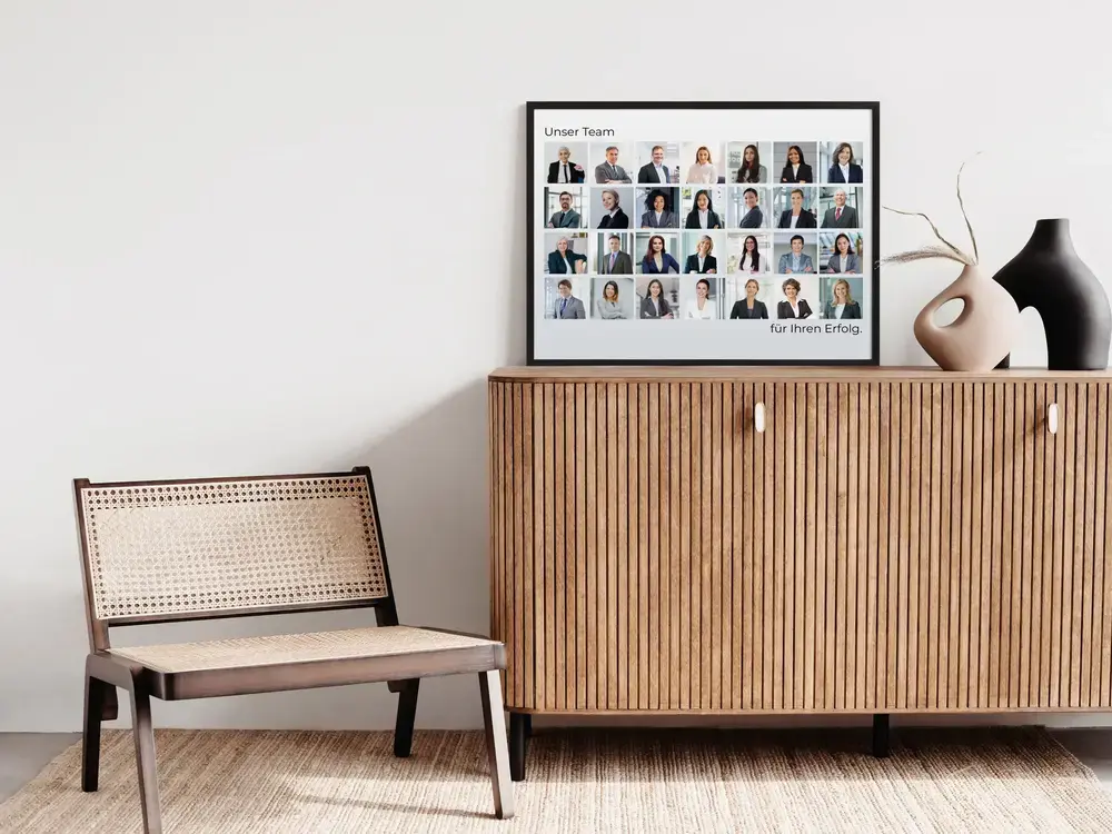 Team-Fotocollage im klassischen Raster mit Text, schwarz gerahmt auf einem Holz-Sideboard neben Vasen