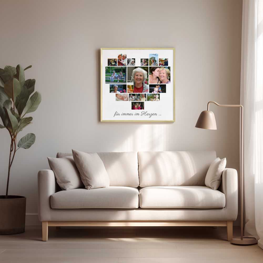 Gerahmte Fotocollage in Herzform zur Erinnerung an einen geliebten Menschen über dem hellen Sofa im Wohnzimmer