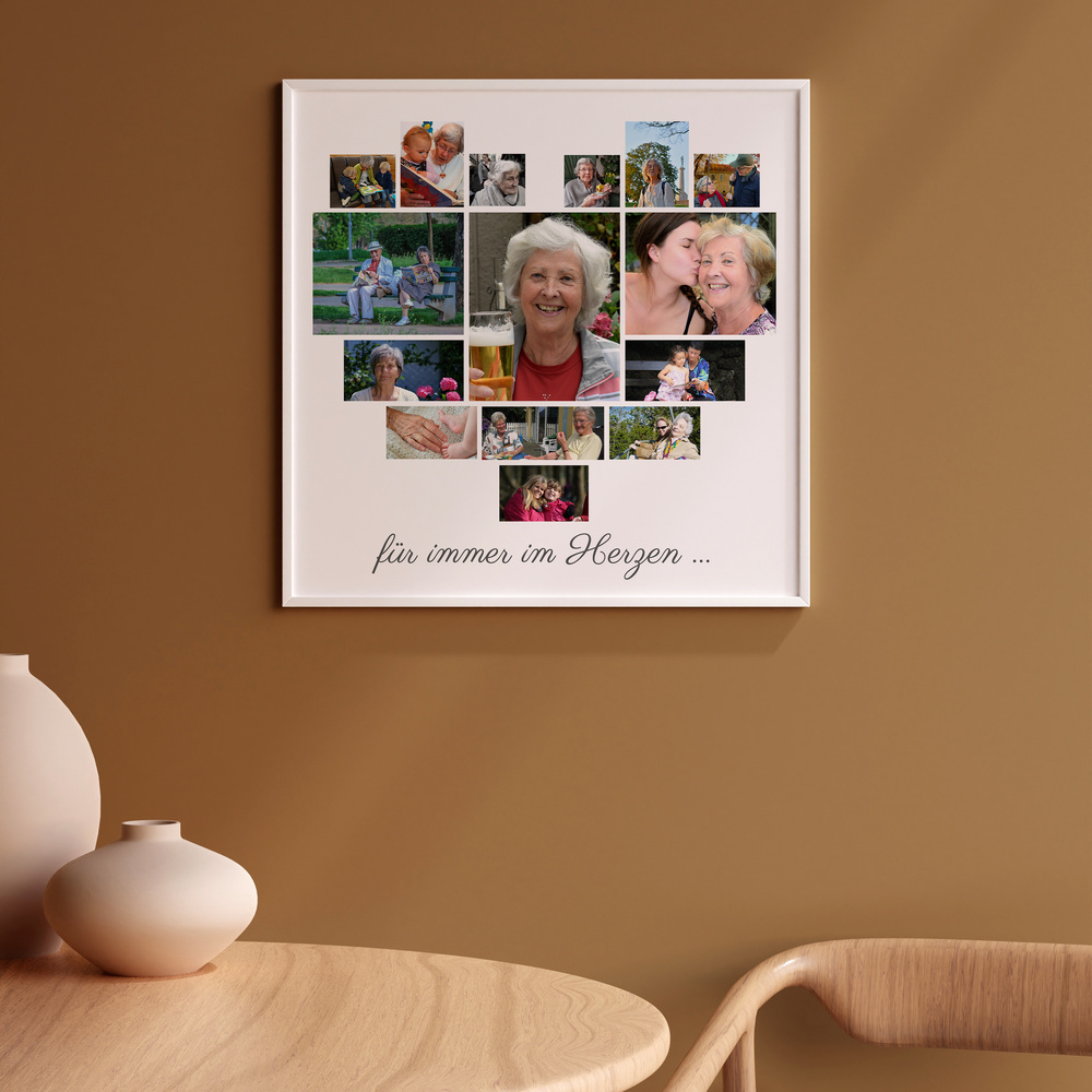 Trauercollage mit Fotos in Herzform und Gedenktext im hellen Rahmen an ockerfarbener Wand über einem Holztisch