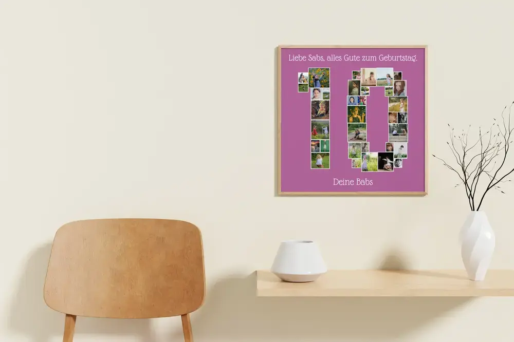 Geschenkidee zum zehnten Geburtstag: Fotocollage als Zahl 10 auf violettem Grund, gerahmt über einem Wandtisch