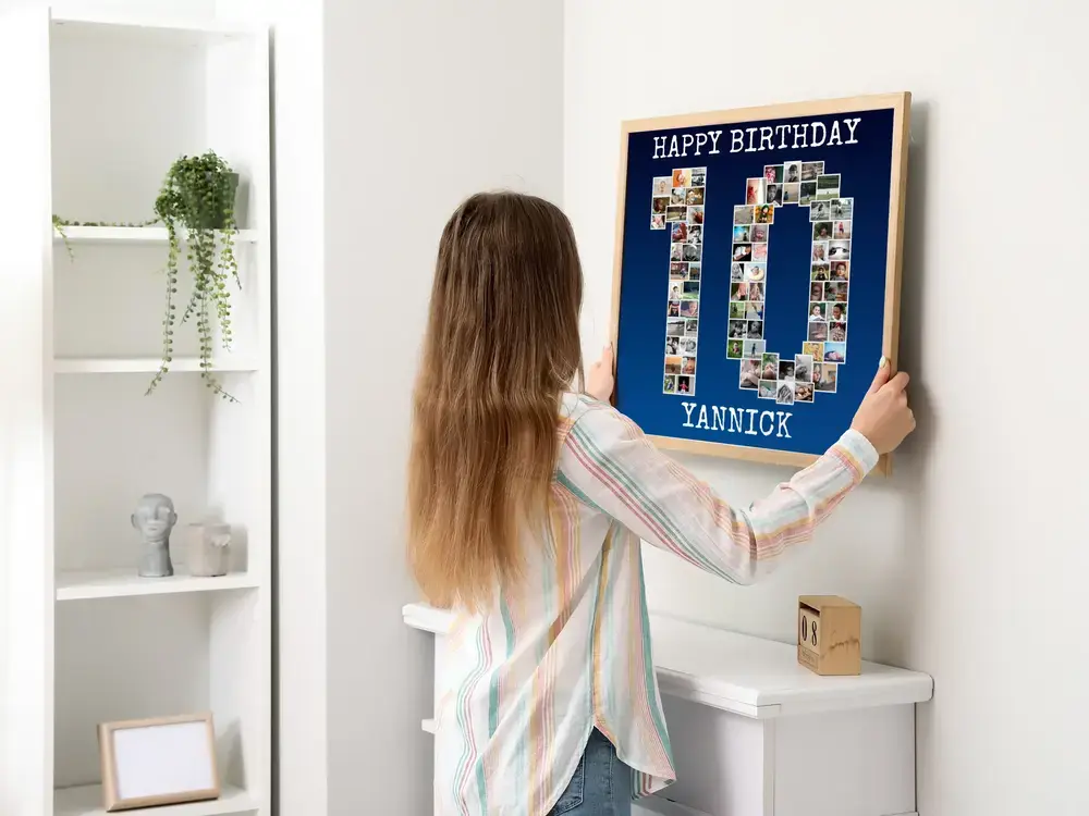 Blaues Fotoposter als Zahl 10 im Holzrahmen an einer hellen Wand, ein individuelles Geburtstagsgeschenk