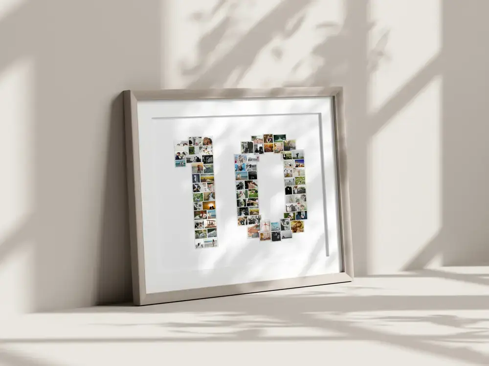 Fotocollage in Form der Zahl 10 im hellen Rahmen, auf dem Boden an eine Wand mit Sonnenlicht gelehnt