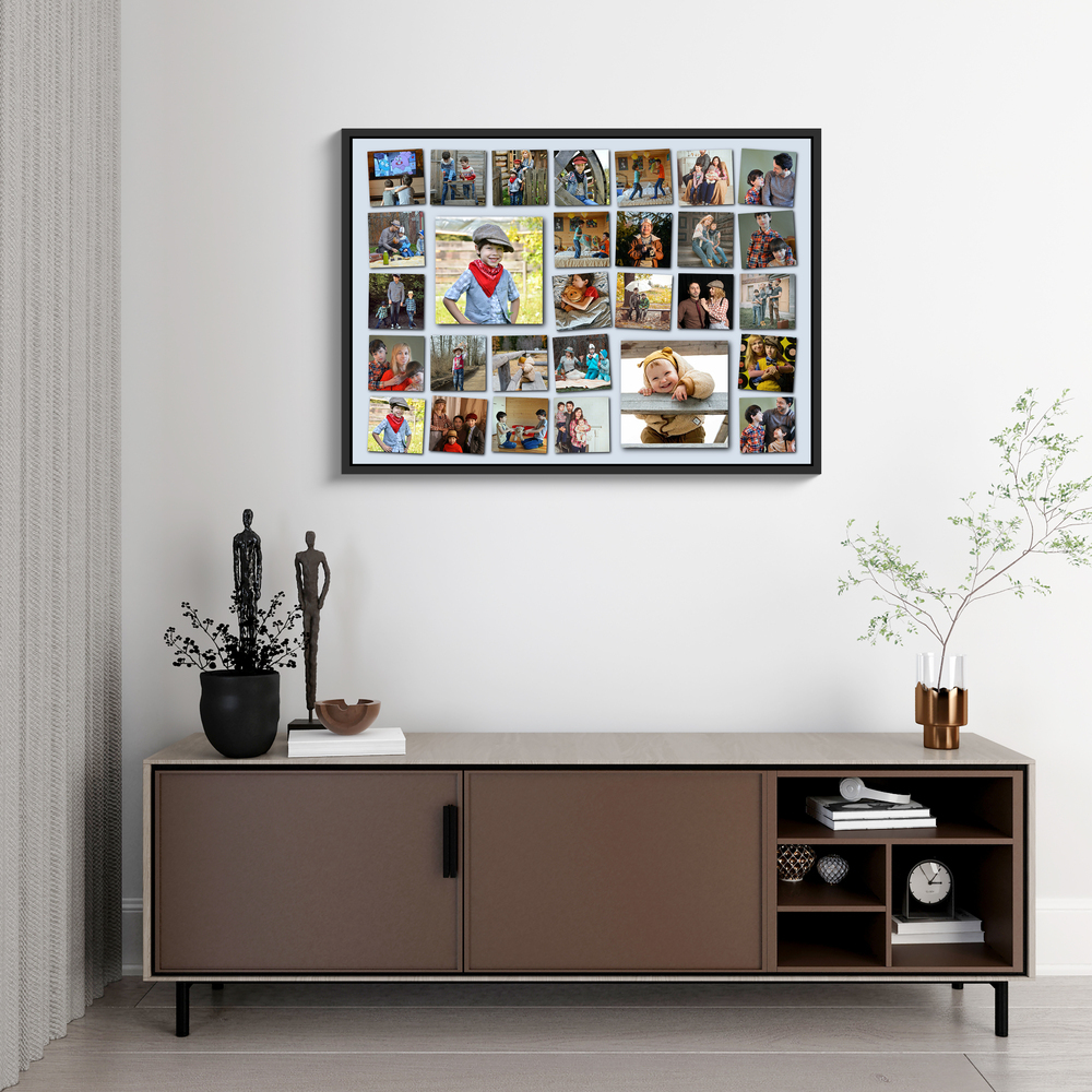 Fotocollage mit Familienfotos im lockeren Raster, schwarz gerahmt über einem dunklen Sideboard im Wohnzimmer