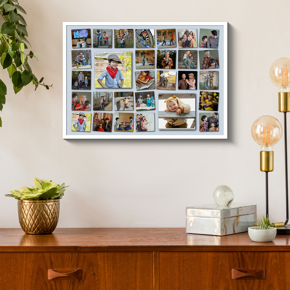 Weiß gerahmte Fotocollage mit Familienfotos im verspielten Raster über einer Holzkommode, neben Pflanzen und Lampen