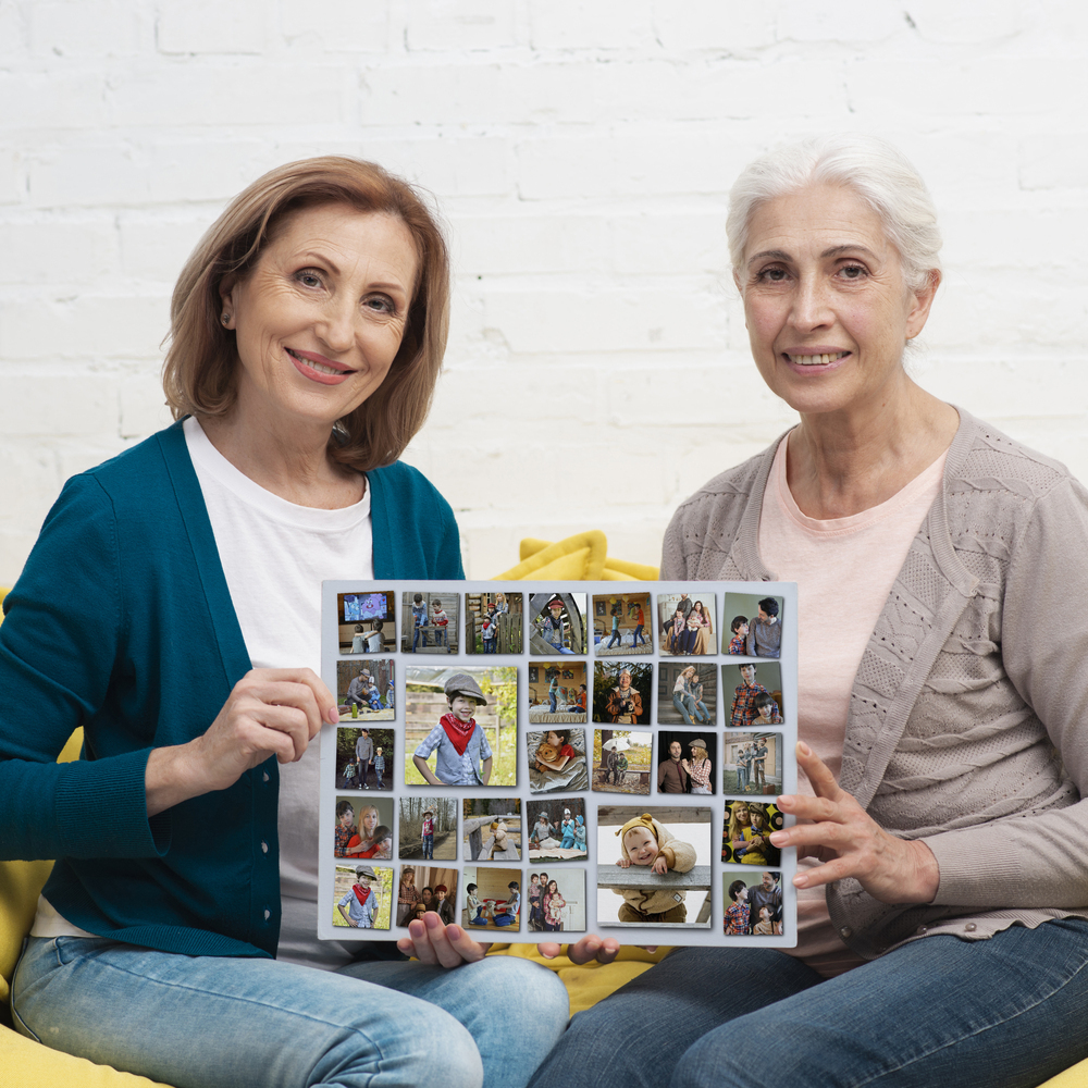 Persönliche Fotocollage mit Familienfotos in unterschiedlich großen Rasterfeldern, vor einer weißen Ziegelwand präsentiert
