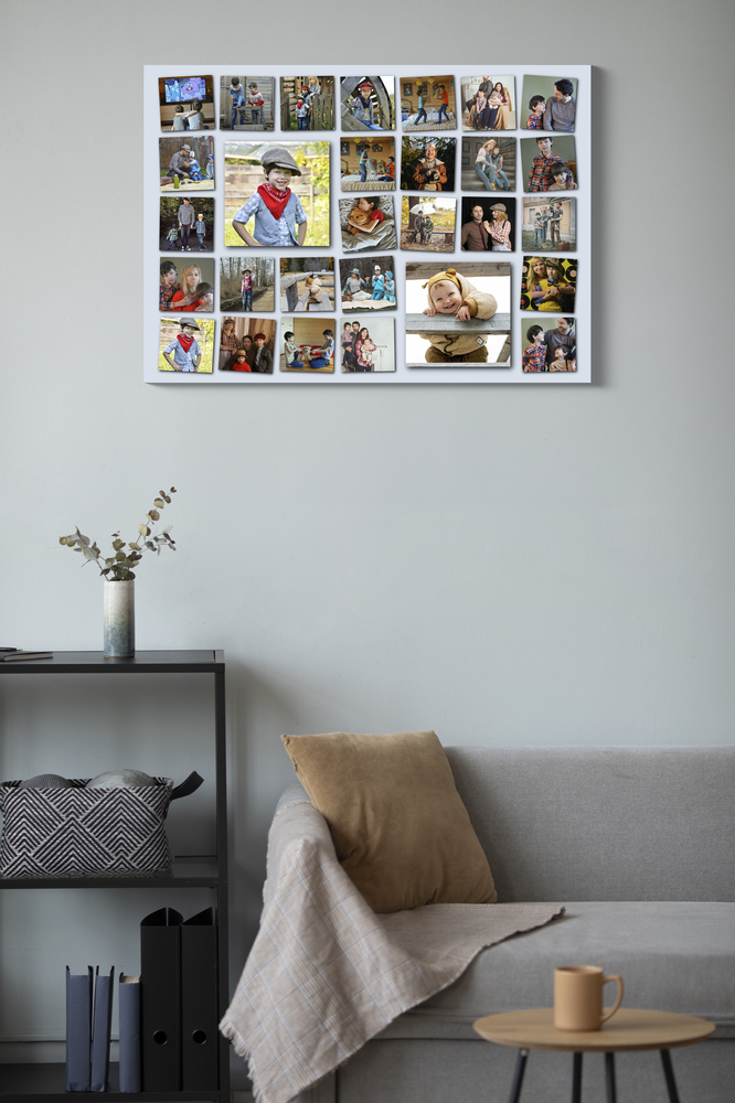 Rahmenlose Fotocollage mit Familienfotos im verspielten Raster an einer grauen Wohnzimmerwand über dem Sofa