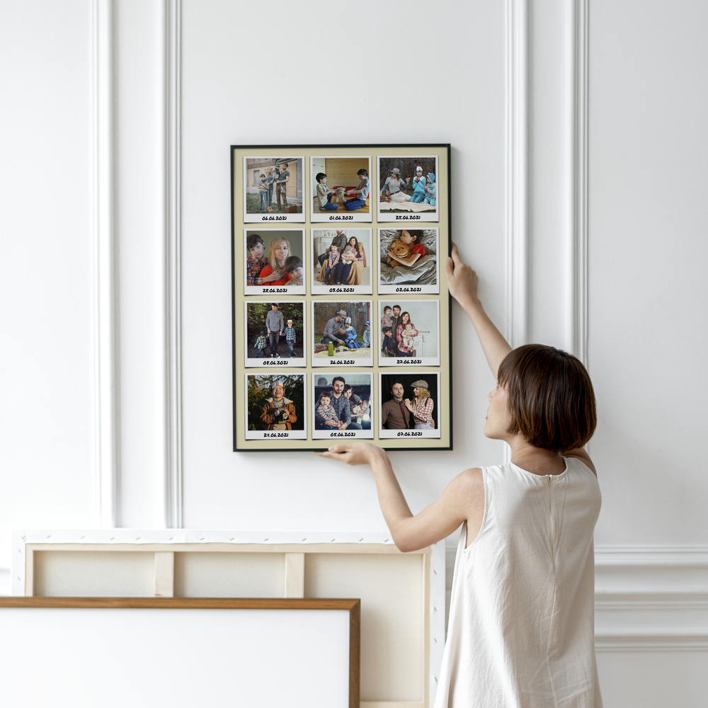 Urlaubsfotocollage in Sofortbild-Optik, dunkel gerahmt an weißer Wand mit Zierleisten, als Geschenkidee für Reisefans