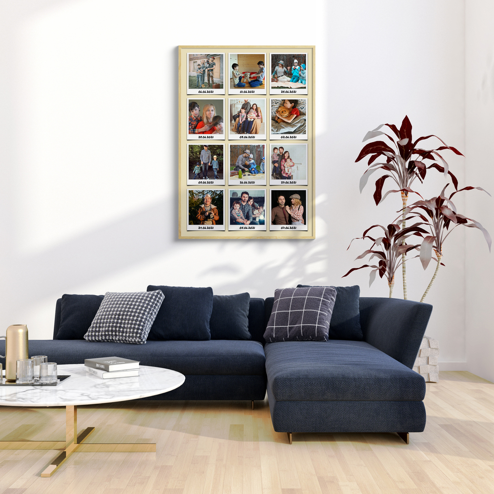 Urlaubsfotocollage in Sofortbild-Optik, hell gerahmt über einem dunkelblauen Sofa im Wohnzimmer