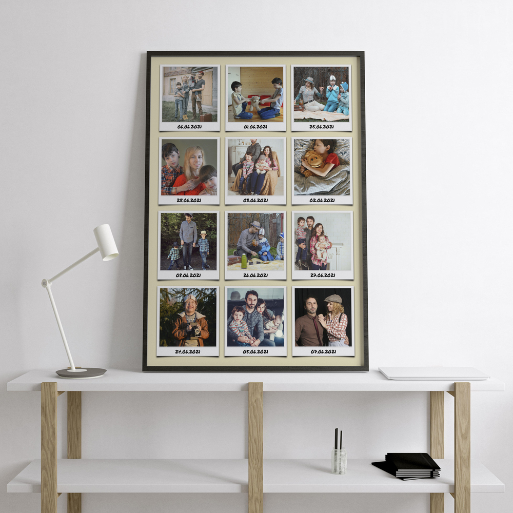 Fotocollage als Reisetagebuch mit 12 datierten Sofortbild-Motiven, dunkel gerahmt auf einem weißen Konsolenregal